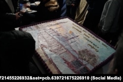 Кримчани зустрічають із тортом у Бахчисараї співвітчизників Ремзі Меметова, Зеврі Абсеїтова та Рустема Абільтарова з «першої бахчисарайської групи», які відбули покарання у російській в'язниці, 12 лютого 2025 року. Фото «Кримської солідарності»