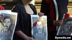Партрэты Юр’я Захаранкі ў руках удзельнікаў акцыі салідарнасьці.