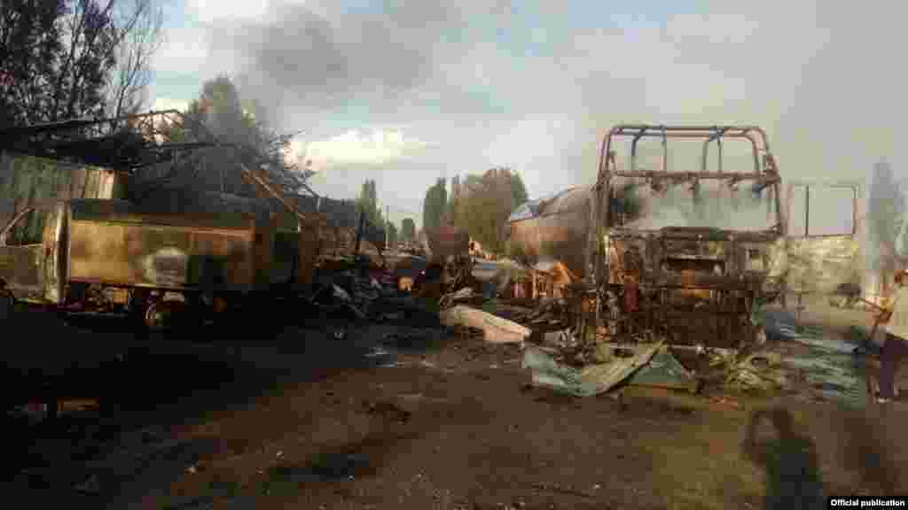 Ысык-Көл районунун Ананьево айылындагы эки адамдын өмүрүн алган газ куюучу жайдагы жарылуудан жараат алгандар жергиликтүү ооруканадан Чолпон-Атадагы аймактык бейтапканага которулду.&nbsp;Саламаттык сактоо министрлигинен билдиришкендей, кырсыктан жараат алган сегиз адам ооруканага жеткирилген. Бирине амбулатордук жардам берилген соң үйүнө кеткен.