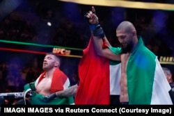 Чимаев (справа) после победы, 16 августа 2025 года