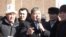 Мелис Мырзакматов митингге чыккан элдин алдында сүйлөп жатат. Ош, 15-январь, 2014.