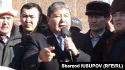 Мелис Мырзакматов выступает на митинге в свою поддержку. 15 января 2014 года