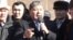 Мелис Мырзакматов выступает на митинге своих сторонников. 
