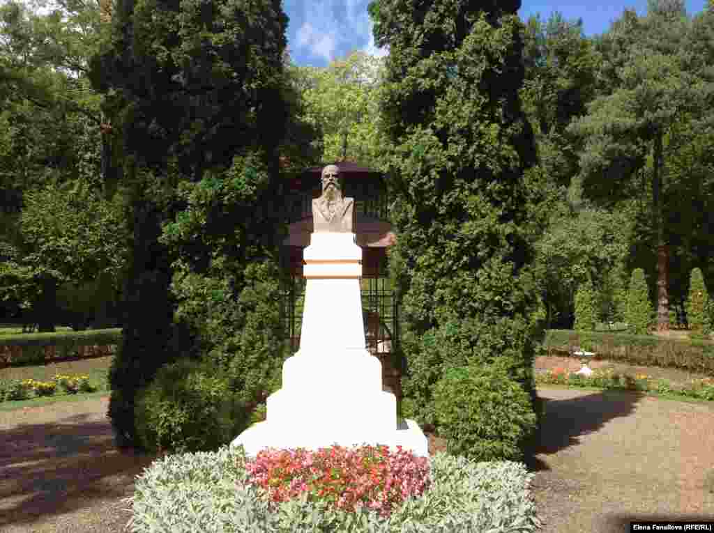 Бюст архитектора комплекса резиденции митрополитов Буковины, Йозефа Главки