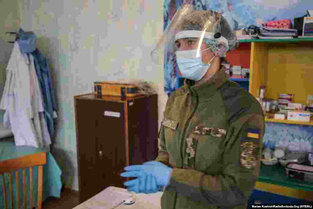 &laquo;Слід зазначити, вакцинація &ndash; цілком добровільна. Спочатку, всі пацієнти проходять обстеження у лікаря, міряється температура тіла, артеріальний тиск, збирається дані анамнезу і тоді визначається чи є протипоказання до вакцинації&raquo;, &ndash;&nbsp;&nbsp;повідомили у штабі ООС