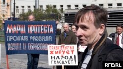 Больше всего бедных в России - среди тех, кто сидит на зарплате