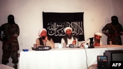 رهبران سابق شبکه القاعده اسامه بن لادن (وسط) و ایمن الظواهری (چپ) در یک مکان نامعلوم در افغانستان. این عکس در دوم آگست سال 1998 گرفته شده است