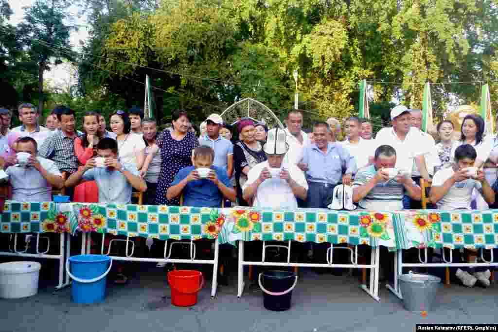 Майрамдын жүрүшүндө кымыз ичүүчүлөрдүн сынагы өтүп, концерт тартууланды.