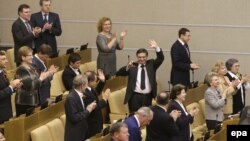 Мамдуманын депутаттары Крымды Орусиянын бөлүгү катары тааныган келишимди жактыргандан кийин, 20-март, 2014