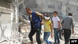 Жители Алеппо среди руин после бомбардировок, осень 2016