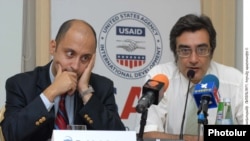 Թուրք քաղաքագետ Բեհլուլ Օզքանը (ձ) լրագրողների հետ հանդիպմանը: Երեւան, 2-ը սեպտեմբերի, 2010թ.