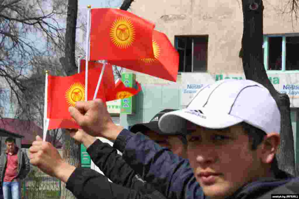 Желекчелерди көтөргөн мектеп окуучулары да болду. Ал тургай ата-энелеринин коштоосунда наристелер да жүрдү.