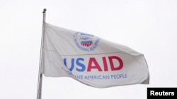 USAID агенттигинин эн белгиси тартылган желек. 