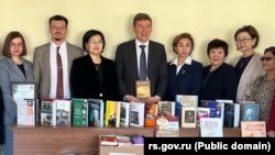 Россия подарила 600 книг кыргызским университетам. 17 апреля 2025