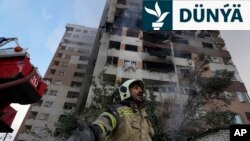 13-nji iýunda Ysraýylyň Eýrana howa hüjümini amala aşyrmagyndan soň, Tähranyň demirgazygyndaky ýaşaýyş jaýda partlamanyň bolan ýerinde işleýän ýangyn söndürijiler.