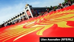 Борбордук аянттагы желек көтөрүү. Бишкек, 4-май, 2015-жыл. 