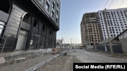 Ошто жаңы салынып жаткан көп кабаттуу үйдүн алдындагы муниципалдык жол. 