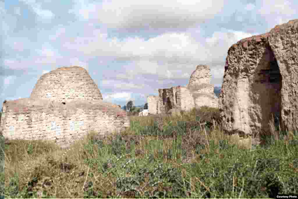 Гумбезы (мавзолеи) сорока витязей-принцев хана Манаса ("Кырк чоронун күмбөзү"). 02.7.2011. - Так называемые гумбезы (мавзолеи) сорока витязей-принцев хана Манаса ("Кырк чоронун күмбөзү") расположены у села Дён-Алыш в Кочкорской долине.  Фото археолога Ороза Солтобаева. 02.7.11.  
