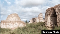 Кочкор өрөөнүндөгү Дөң-Алыш кыштагынан түндүк-чыгыштагы “Манастын Кырк чоросунун күмбөзү” деп аталган, бирок 16-18-кылымдарга таандык көрүстөн. КУУнун окутуучусу, археолог Ороз Солтобаевдин “Азаттыкка” белекке берген сүрөтү. 02.7.11.