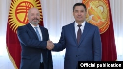 Нил Маккейн и Садыр Жапаров. 21 июня 2021 г.