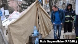 Пожарные привыкли рисковать своей жизнью, но для них важно, чтобы их усилия должным образом оценивались. По словам участников акции голодовки, руководство Службы по чрезвычайным ситуациям к своим сотрудникам относится, как к мусору