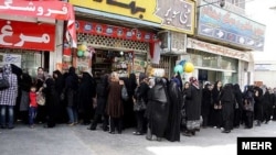 Эрониён барои дарёфти гӯшти мурғ саф кашидаанд.