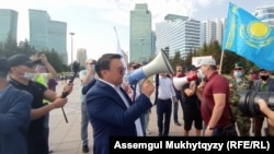 "Ел тірегі" өкілдері үкімет отставкасы мен вакцинаны мәжбүрлі түрде салдырмауды талап етіп тұр. Нұр-Сұлтан, 7 қыркүйек 2021 жыл.