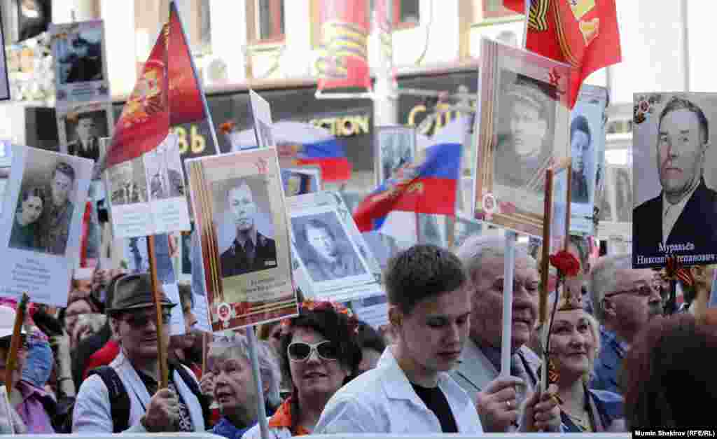 Тысячам демонстрантов пришлось около двух часов простоять на Тверской улице в ожидании президента России, который возглавил колонну &quot;Бессмертного полка&quot; на Красной площади.&nbsp;