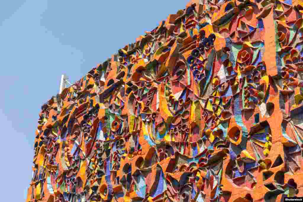 Мозаика на фасаде Дома политпросвещения в Тбилиси (1980).