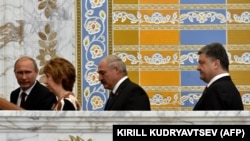 Зліва направо: російський президент Володимир Путін, тодішній керівник закордонної політики ЄС Катрін Аштон, керівник Білорусі Олександр Лукашенко та президент України Петро Порошенко у Мінську в день зустрічі, на якій йшлося про збройну агресію Росії на Донбасі. 26 серпня 2014 року