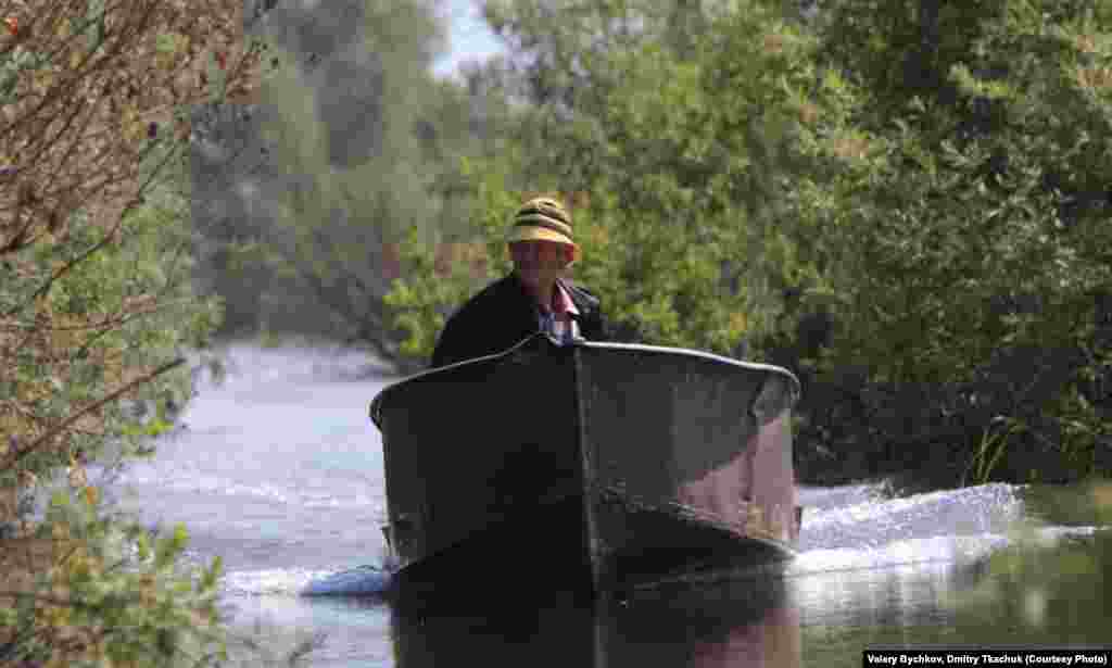 Күкрәндедә бер күлдән икенче күлгә йөри торган кечкенә елгачыкларны авыл халкы сазлыкларда кайчандыр үзе казыган