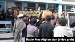 مراسم جنازه یکی از کارمندان رادیو تلویزیون انعکاس در شهر جلال‌آباد