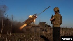 Військовослужбовці 25-ї Січеславської повітрянодесантної бригади ЗСУ ведуть вогонь з реактивної системи залпового вогню БМ-21 «Град» поблизу Покровська, 19 квітня 2025 року