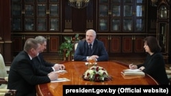 Звольненыя Леанід Заяц і Міхаіл Русы на сустрэчы з Аляксандрам Лукашэнкам. Справа — кіраўніца адміністрацыі Лукашэнкі Натальля Качанава. Менск, 1 красавіка 2019 году