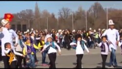 На площади Ала-Тоо массово станцевали "Кара жорго"