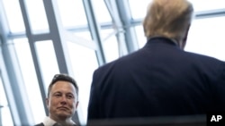 Илон Маск Дональд Трамптын шайлоо өнөктүгүнө активдүү катышып, кийин анын администрациясында иштеди.