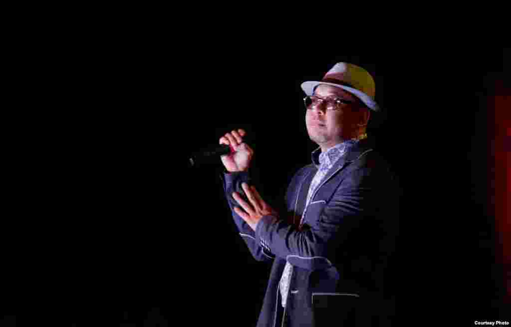 Певец. Актан Исабаев. Во время концерта группы Инсан. 04 ноября 2015 года. В каждом народе, племени есть свои песни. Люди хотят петь. Профессия как певца, исполнителя необходима для людей, также как и инженера, юриста, военного. Музыку мы начинаем слушать еще с утробы, когда слышим ритм сердца мамы. Сегодня многие мамы включают музыку для малышей, находящихся еще в утробе. Музыка воодушевляет, заставляет задуматься, помогает успокоиться, расслабляет, зажигает и передает массу эмоций. Атрибут любого государства - это гимн, под который спортсмены, делегации открывают то или иное мероприятие. Музыка используется в мирное время и военное. Очень трудно смотреть фильм без музыкального сопровождения. Музыка восполняет душевные потребности! Автор &nbsp;Бектур Кылычбеков.