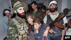 Жикчил согушкерлердин талаа командири Шамил Басаев барымтадагылар менен. Буденновск, 17-июнь 1995-жыл