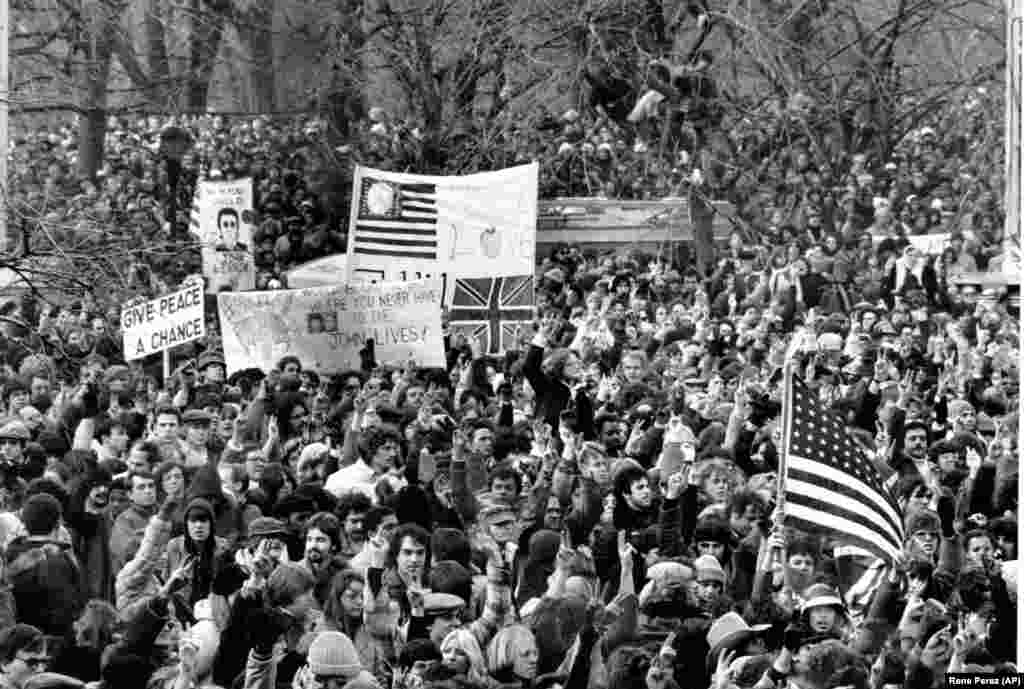 Великий натовп&nbsp;збирається&nbsp;в&nbsp;Центральному&nbsp;парку,&nbsp;щоб&nbsp;віддати&nbsp;данину&nbsp;пам&#39;яті&nbsp;вбитому музиканту&nbsp;Джону&nbsp;Леннону. Нью-Йорк, 14&nbsp;грудня&nbsp;1980&nbsp;року