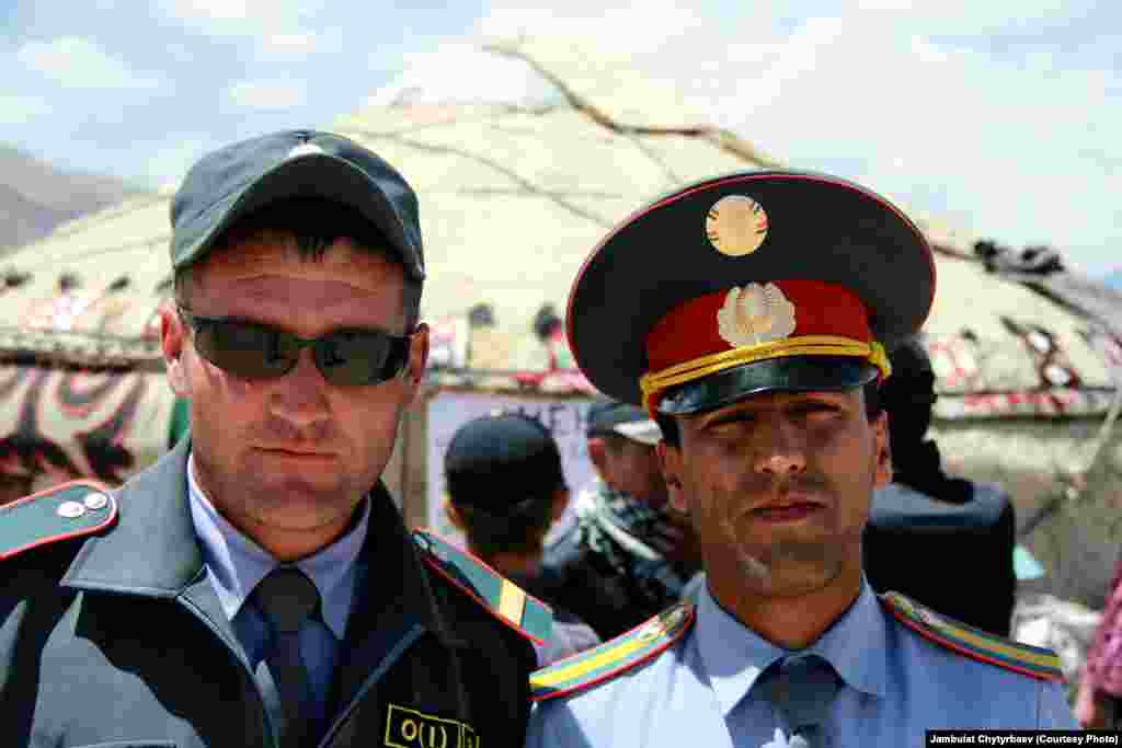 Сүрөттө: Мургабда жашаган памирилер менен тажиктер арасында кыргыз тилинде сүйлөгөндөр аз эмес.