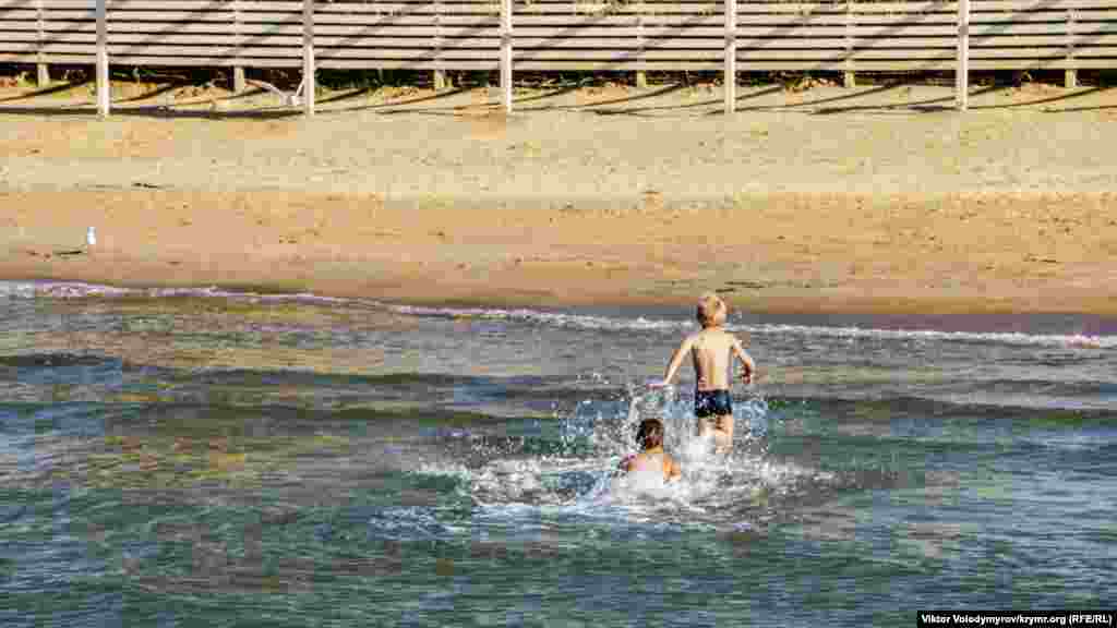 Oktâbr o qadar sıcaq edi ki, balalar deñizde yuvuna edi