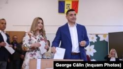 Каля Бухарэста галасуе кандыдат на выбарах Джорджэ Сім’ён разам са сваёй жонкай