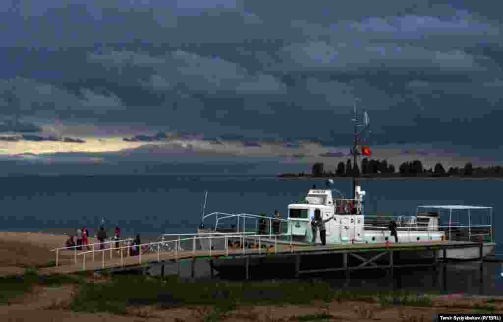 Түнөрүп кайдан-жайдан булут келди.&nbsp;