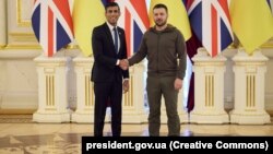  Ukrainanyň prezidenti Wolodymyr Zelenski iňlis premýer-ministri Rişi Sunak bilen gepleşik geçirmek üçin Londona bardy. Arhiw suraty, 19-njy noýabr, 2022. Kiýew.
