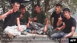 «Ислам мамлекети» тобуна кошулуп ант берүү тууралуу видео тасмадан алынган кадр.  