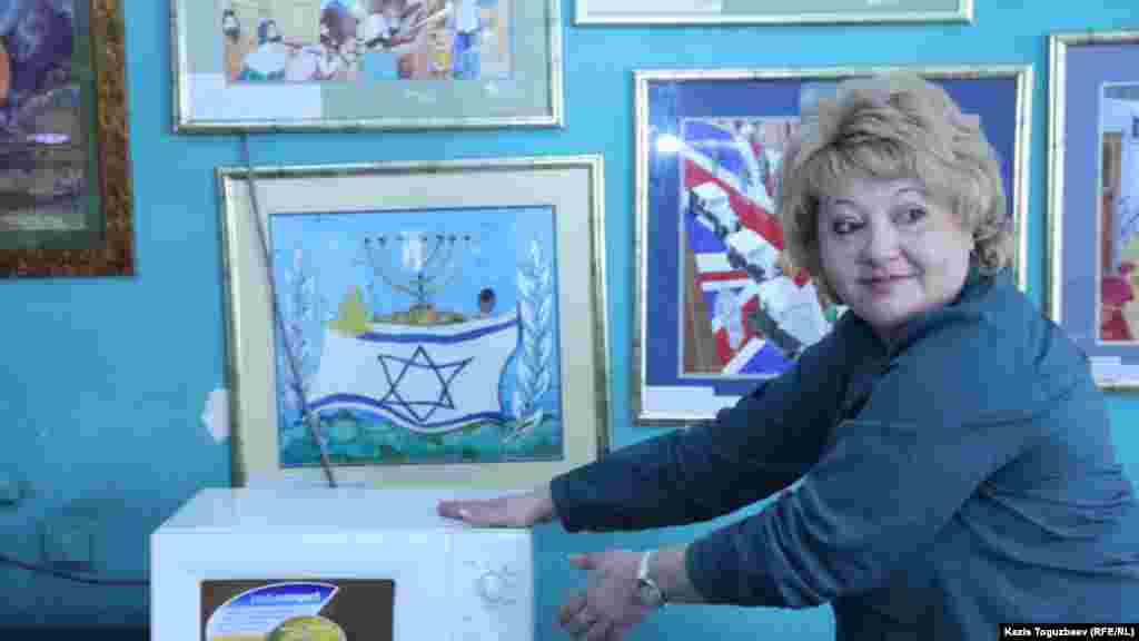 Инесса Чугайнова, директор еврейского общинного центра &quot;Римон&quot;, разогревает в микроволновой печи шоколад для мацы.