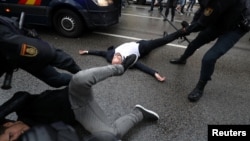 Իսպանացի իրավապահները փորձում են կանխել կատալոնացիների քվեարկությունը, Բարսելոնա, 1-ը հոկտեմբերի, 2017 թ.