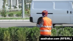 
Şäheriň kommunal hojalyk edarasynda Ýazgül ýaly ýüzleri ýalyk bilen daňylgy türkmen aýal-gyzlarynyň ýüzlerçesi işleýär. 