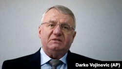 Opinion in Serbia is sharply divided over whether ultranationalist Vojislav Seselj's conviction on war crimes charges should prevent him from taking up a seat in parliament.