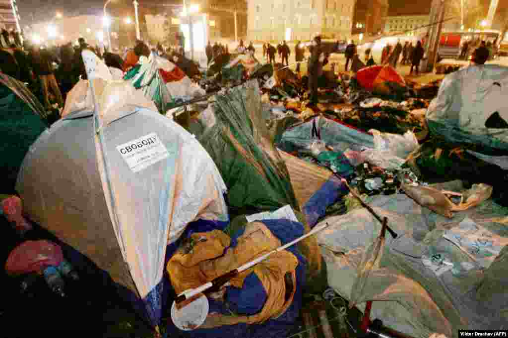 Па афіцыйных тэлеканалах раскажуць, што ў намётавым мястэчку знайшлі шпрыцы, порначасопісы, а ўдзельнікі пратэсты нібыта займаліся там сэксам.